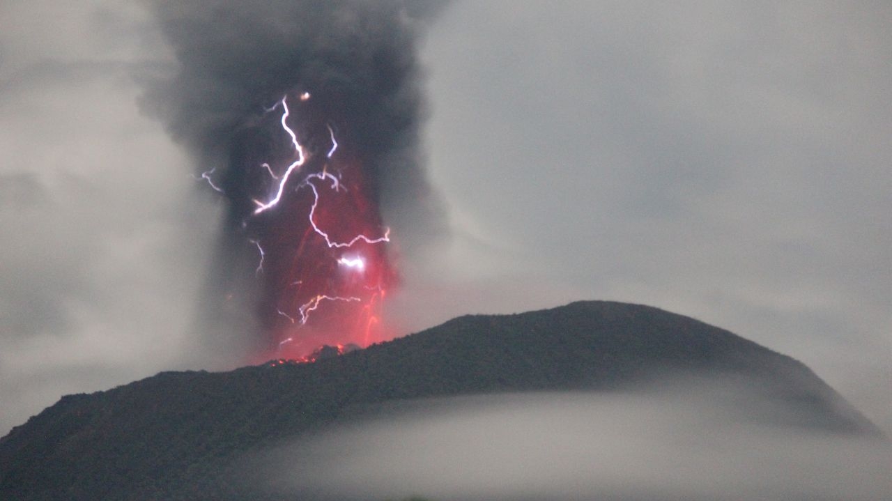 Indonésia Vulcão Ibu entra em erupção duas vezes expelindo lava