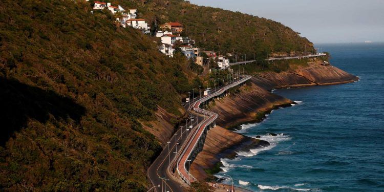 Após nove meses fechada, avenida Niemeyer é reaberta no Rio