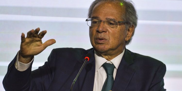 Brasil: Guedes garante reajuste das aposentadorias e do salário mínimo