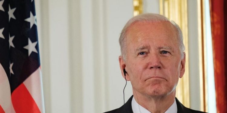 Mundo: Congressistas pedem que Biden dialogue com Rússia sobre Ucrânia