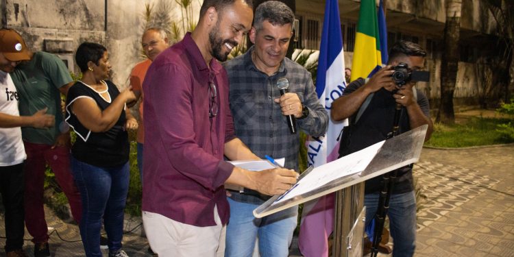 Piúma: Prefeitra assina OS para nova praça e Casa do Cidadão