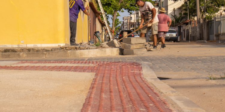 Piúma: Prefeitura destaca a reta final das obras de drenagem e pavimentação da rua João Abrahão