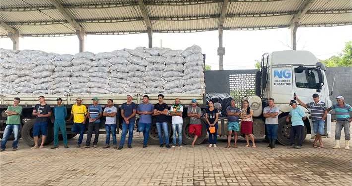 Itapemirim: Prefeitura entrega briquete (miojo) a produtores rurais