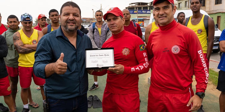 Marataízes: Guarda-vidas envolvidos no resgate de pescador são condecorados pela Prefeitura