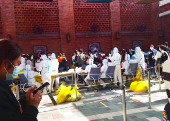 Mundo: Visitantes presos enquanto a Disneylândia de Xangai é bloqueada