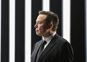 Mundo: Elon Musk compra Twitter e não descarta falência da empresa