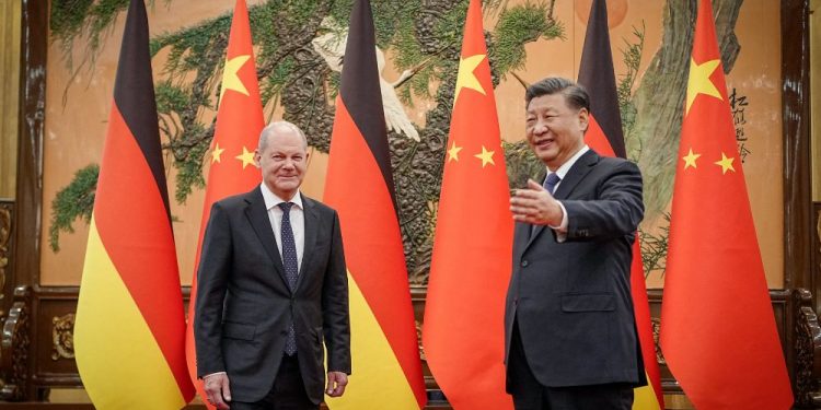 Mundo: Alemanha pede para China usar sua ‘influência’ sobre a Rússia para evitar escalada nuclear na Ucrânia