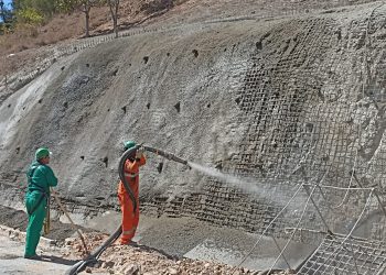 Kennedy: Prefeitura faz obras de prevenção de deslizamentos em muros no Centro