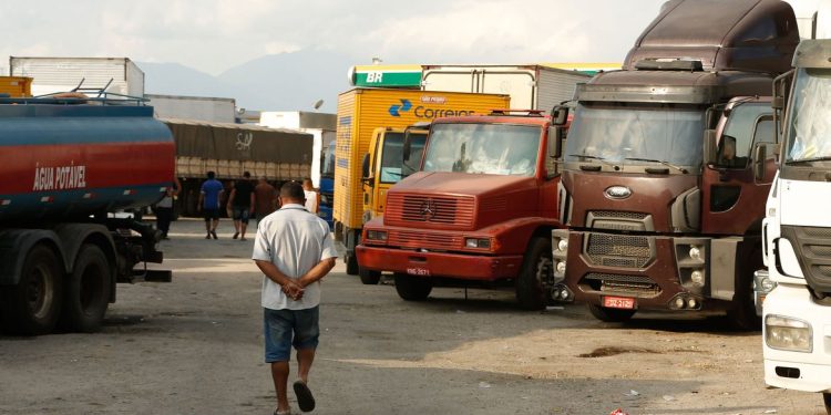 Brasil: Última parcela dos auxílios Caminhoneiro e Taxista é paga