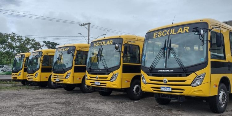 Anchieta: Educação adquire ônibus e veículos escolares