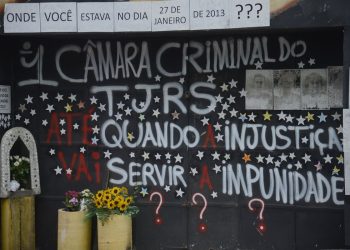 Brasil: Pais e amigos fazem vigília para lembrar os 10 anos do incêndio na Boate Kiss