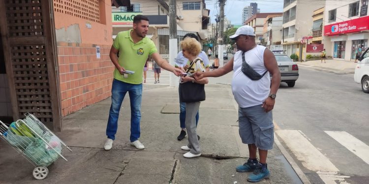 Guarapari: Prefeitura realiza ação de conscientização do defeso no Mercado de Peixe