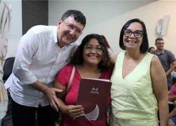 Itapemirim: Prefeito entrega escrituras de casas populares entregues há mais de 10 anos