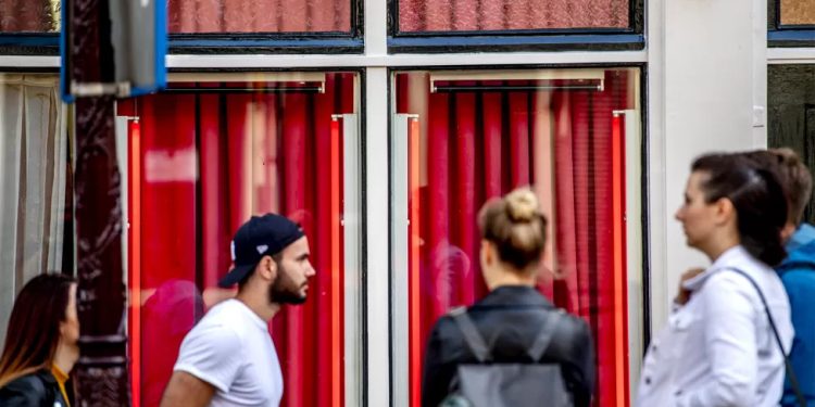Mundo: Amsterdã proíbe maconha no distrito da luz vermelha
