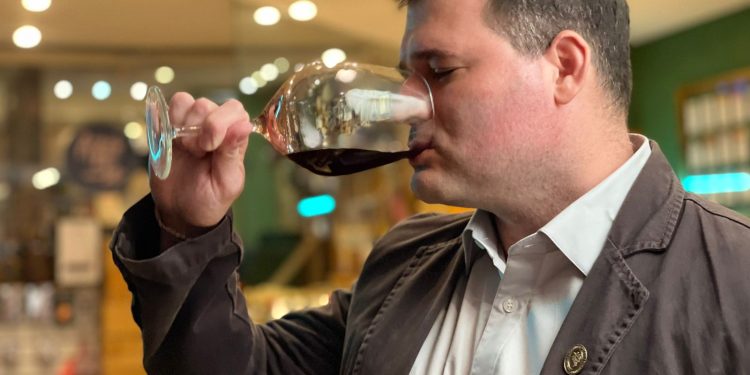 Anchieta: Sommelier anchietense conquista certificação inédita internacional