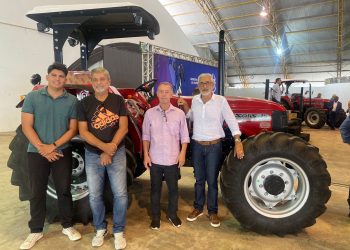 Anchieta: Prefeitura recebe dois novos tratores para a agricultura