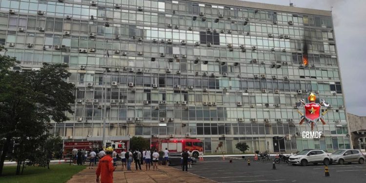 Brasil: Incêndio atinge prédio do Ministério da Defesa em Brasília