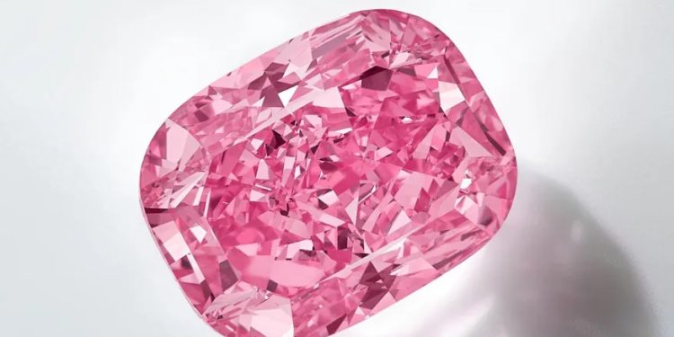 Mundo: Diamante rosa “ultra-raro” deve ser vendido por mais de R$ 180 milhões em leilão