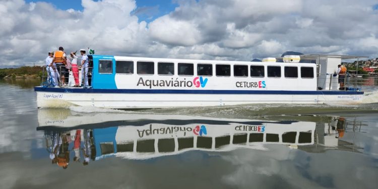 Estado: Casagrande acompanha teste da embarcação do novo Aquaviário