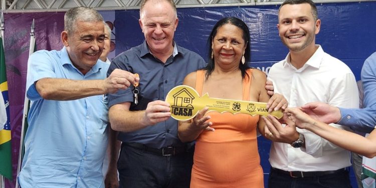 Estado: Governador entrega casas populares e anuncia novos investimentos em Viana