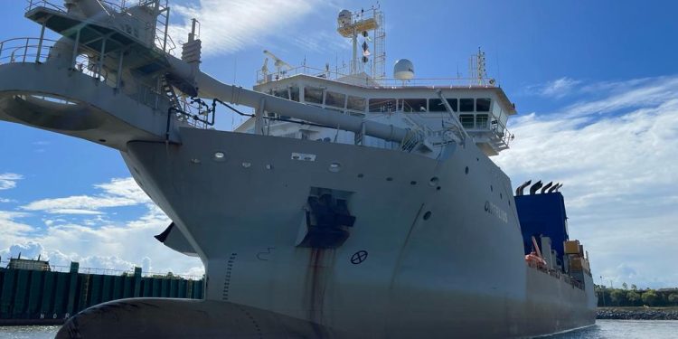 Guarapari: Draga Ortelius pretende colocar 1,2 milhão de metros cúbicos de areia na orla de Meaípe