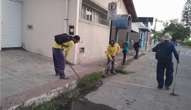 Itapemirim: Prefeitura faz capina, roçada e limpeza da sede ao interior