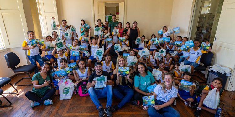 Marataízes: Estudantes participam de ação de conscientização sobre o Dia Mundial da Água