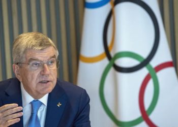 Mundo: Presidente do COI defende participação russa nos esportes apesar de guerra contra a Ucrânia