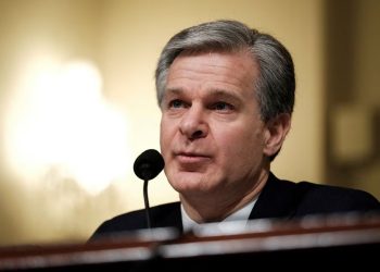 Mundo: Diretor do FBI diz pandemia de Covid tenha sido causada por vazamento de laboratório na China