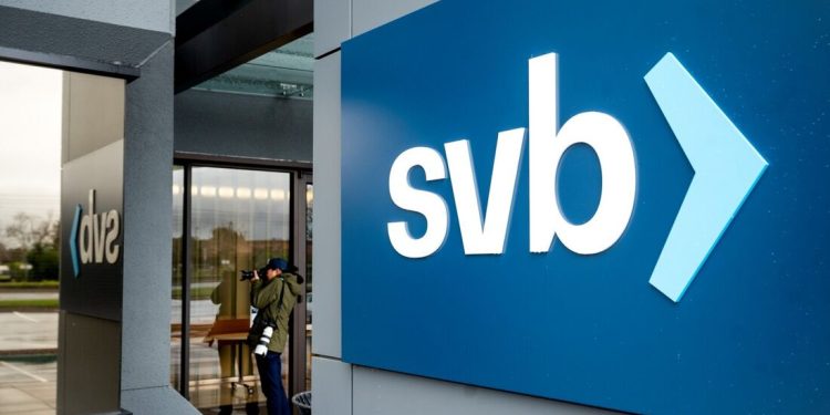 Mundo: FDIC bloqueia cerca de US$ 2 bi em recursos do SVB Financial Group