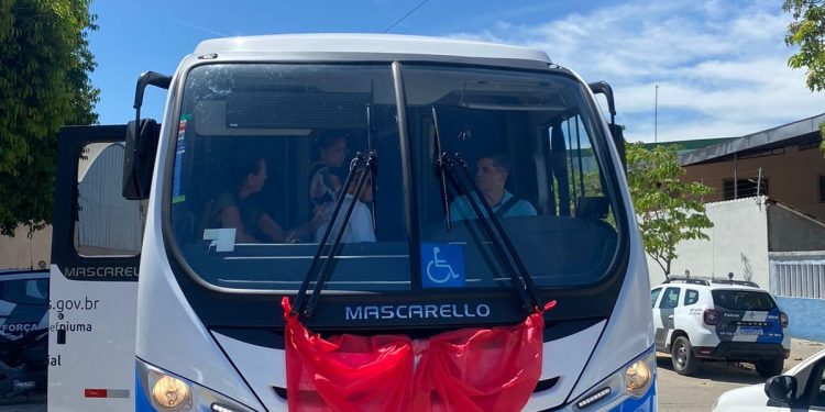 Piúma: Prefeitura adquire ônibus para a Assistência Social