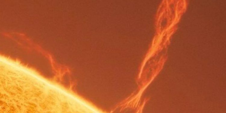 Mundo: Astrônomo capta tornado subindo na superfície do Sol