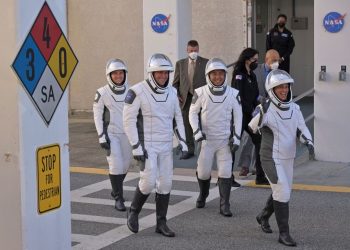Mundo: Tripulação da SpaceX retorna da missão na estação espacial