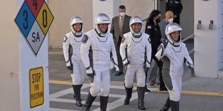 Mundo: Tripulação da SpaceX retorna da missão na estação espacial