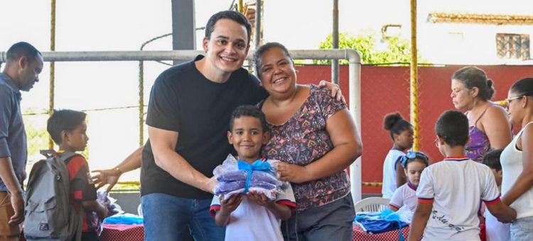 Vitória: Prefeitura entrega uniformes escolares mais inclusivos para estudantes da rede