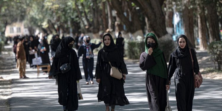 Mundo: Talibã revisa casos de divórcios e obriga afegãs a voltarem para ex-maridos abusadores