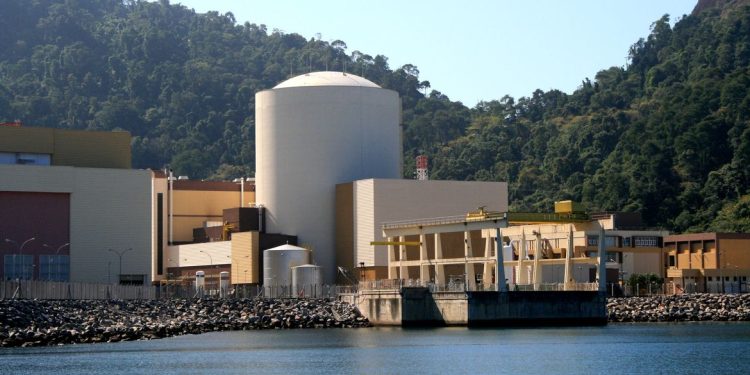Brasil: Eletronuclear é multada por liberação de material radioativo no mar
