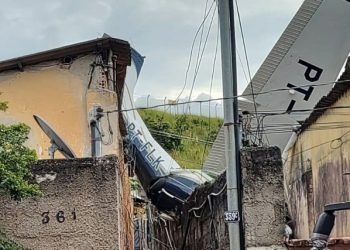 Brasil: Avião de pequeno porte cai e atinge duas casas em Minas