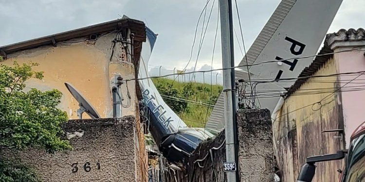 Brasil: Avião de pequeno porte cai e atinge duas casas em Minas