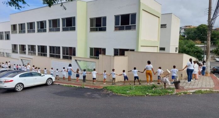 Guarapari: Alunos e professores abraçam escola pelo fim da violência