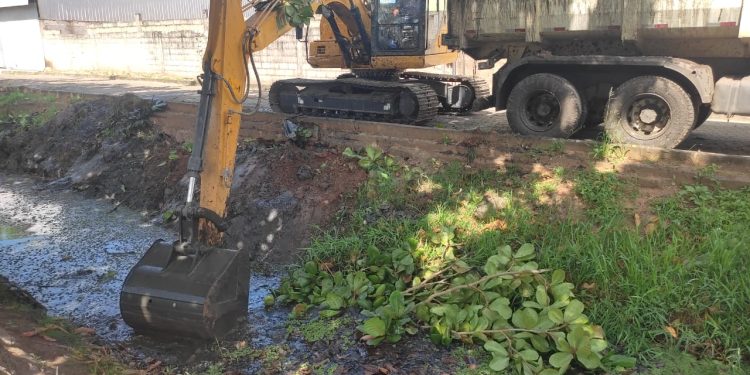 Anchieta: Prefeitura faz limpeza do Una para evitar focos de mosquitos