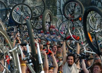 Mundo: Budapeste cheia de bicicletas no Dia da Terra