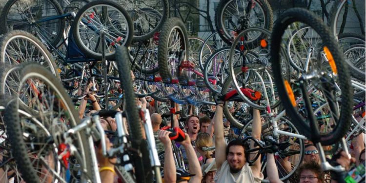 Mundo: Budapeste cheia de bicicletas no Dia da Terra