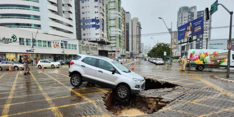 Brasil: Cratera se abre em Maringá e quase engole carro