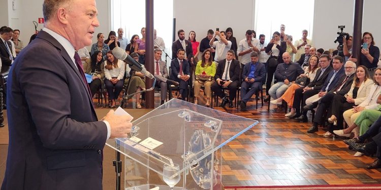 Estado: Casagrande anuncia novos investimentos na área da educação