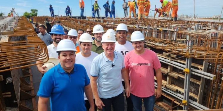 Estado: Governador avança obras do viaduto de Carapina e entrega novos ônibus do Transcol