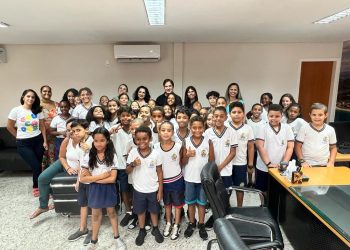 Guarapari: Alunos da Escola Municipal Florisbela visitam a sede da prefeitura