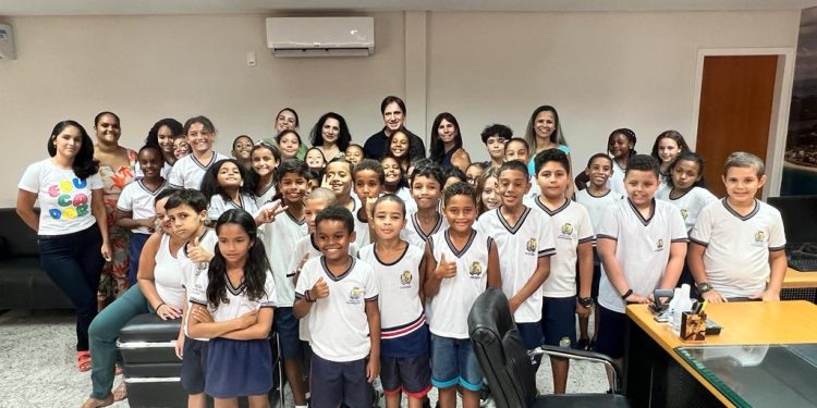Guarapari: Alunos da Escola Municipal Florisbela visitam a sede da prefeitura