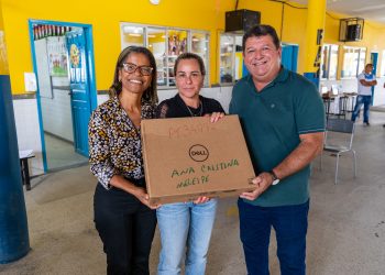Marataízes: Prefeitura entrega de notebooks para professores da rede municipal
