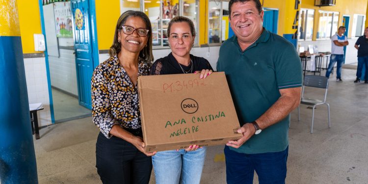 Marataízes: Prefeitura entrega de notebooks para professores da rede municipal